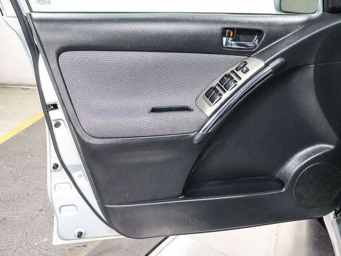 Used 2005 Toyota Matrix XR FWD image 22