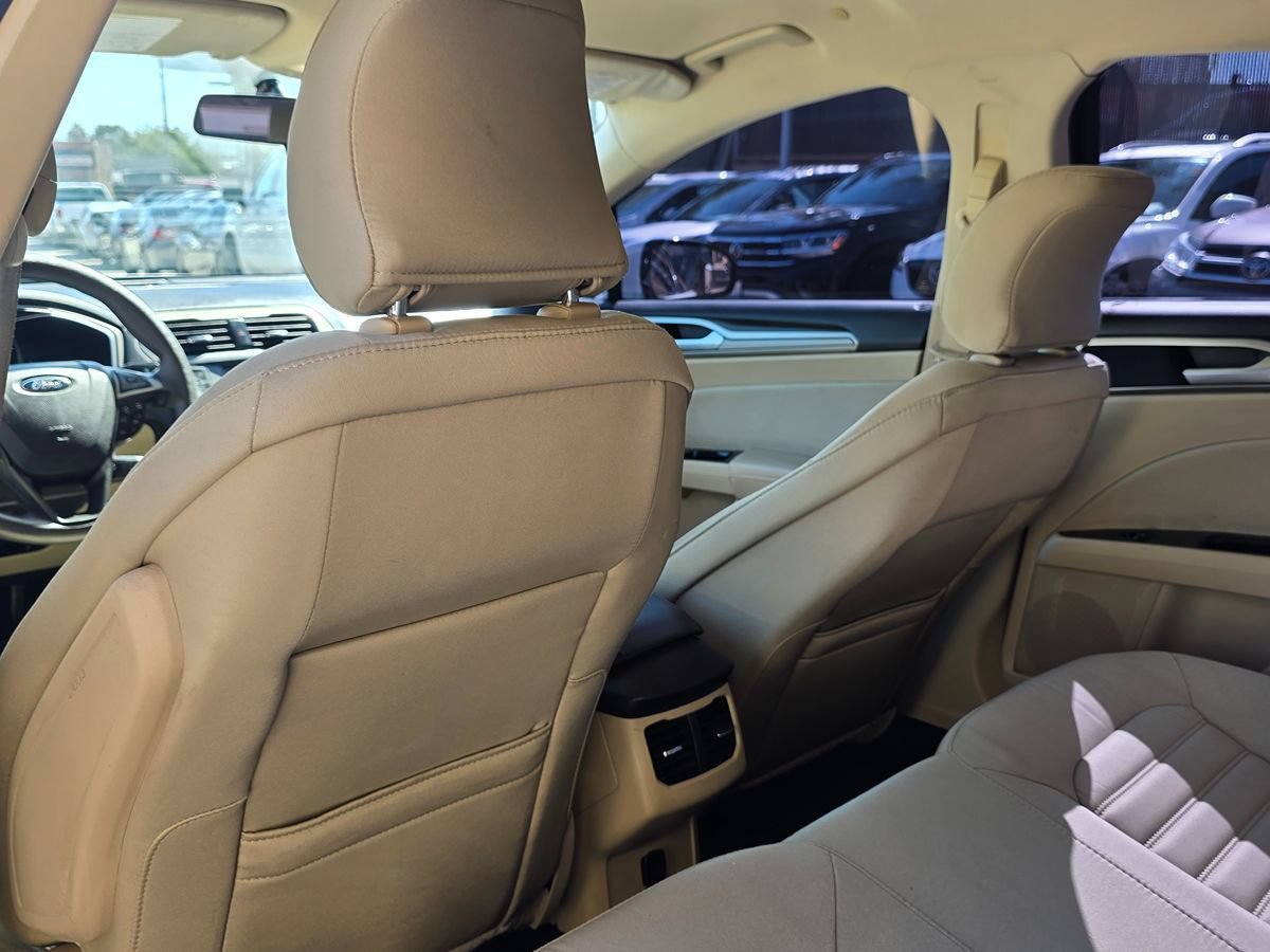 Used 2015 Ford Fusion SE FWD image 25