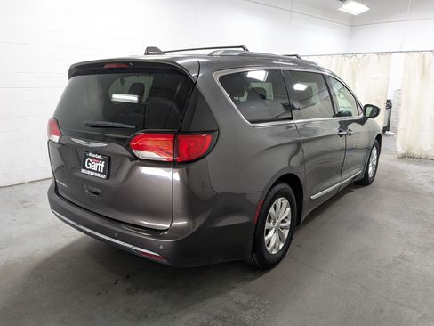 Used 2018 Chrysler Pacifica Touring-L FWD image 7