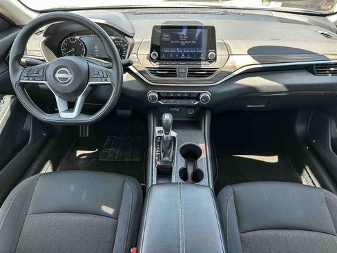 Used 2025 Nissan Altima 2.5 SV FWD image 11