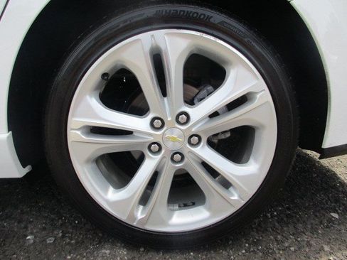 Used 2018 Chevrolet Cruze Premier FWD image 12