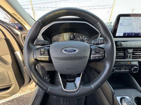 Used 2022 Ford Escape SE w/ Cold Weather Package image 18