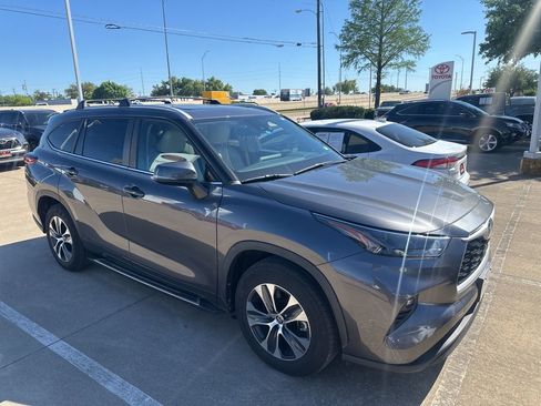 Used 2023 Toyota Highlander XLE image 2