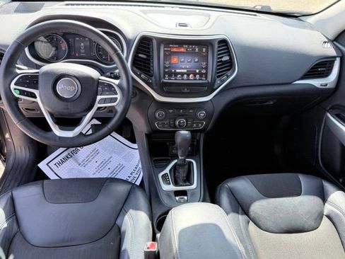 Used 2018 Jeep Cherokee Latitude Plus w/ Comfort/Convenience Group FWD image 17