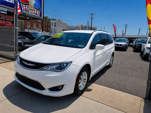 Used 2018 Chrysler Pacifica Touring-L FWD image 2