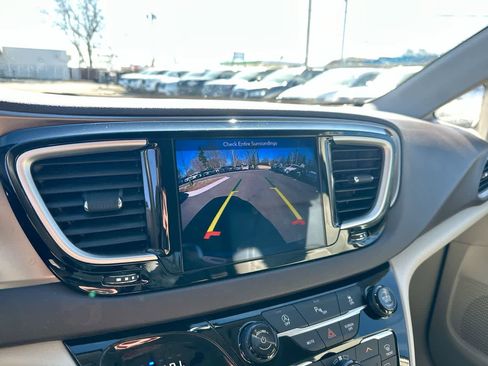 Used 2018 Chrysler Pacifica Touring-L image 33