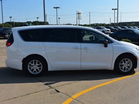 Used 2024 Chrysler Pacifica Touring-L FWD image 4