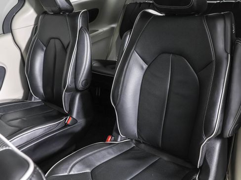 Used 2022 Chrysler Pacifica Limited image 38