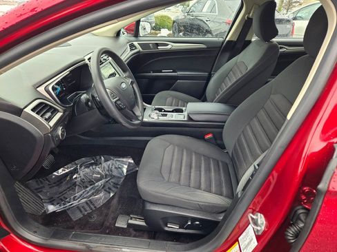 Used 2017 Ford Fusion SE w/ Fusion SE Technology Package image 18