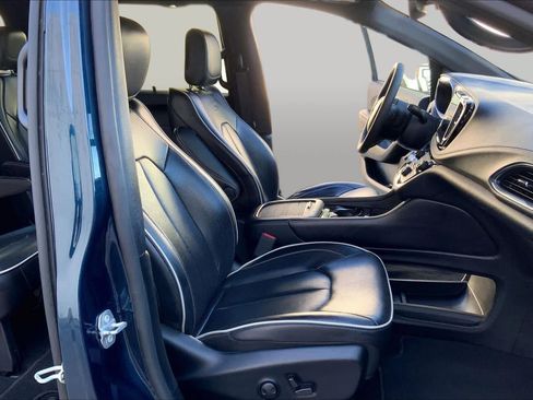 Used 2025 Chrysler Pacifica Limited FWD image 9