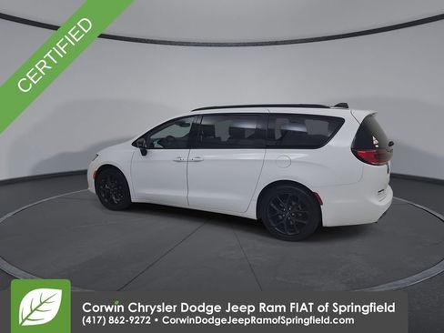 Certified 2025 Chrysler Pacifica Limited image 10