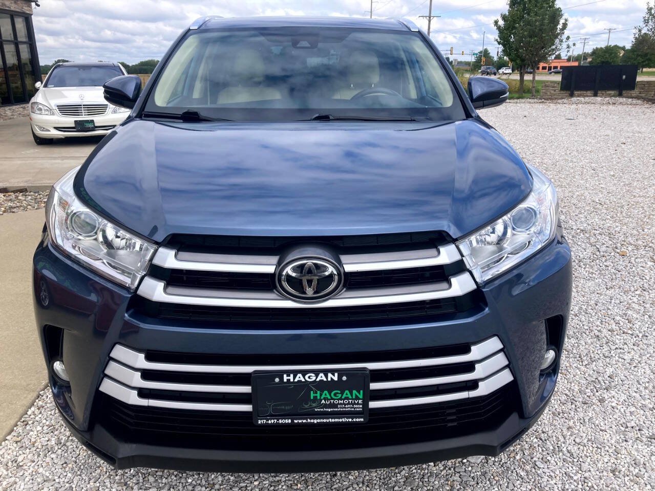 Used 2019 Toyota Highlander XLE FWD image 3