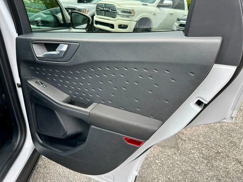 Used 2020 Ford Escape SE image 16