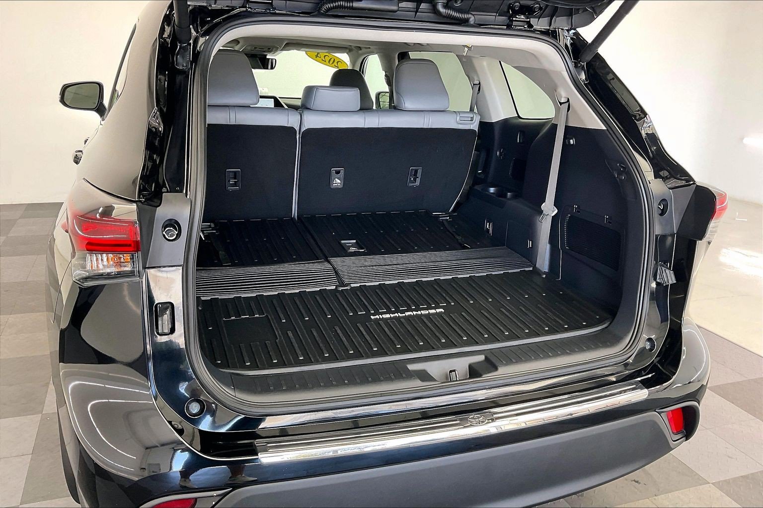 Used 2024 Toyota Highlander XLE FWD image 28