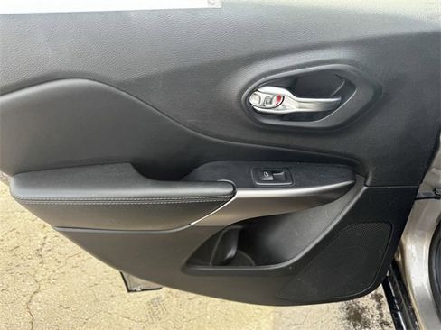 Certified 2019 Jeep Cherokee Limited image 19