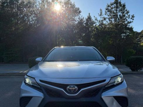 Used 2019 Toyota Camry SE image 2