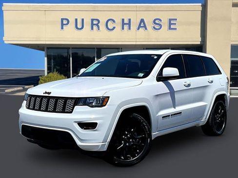 Used 2018 Jeep Grand Cherokee Altitude RWD image 3