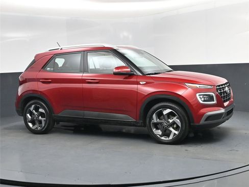 Used 2024 Hyundai Venue Limited image 2