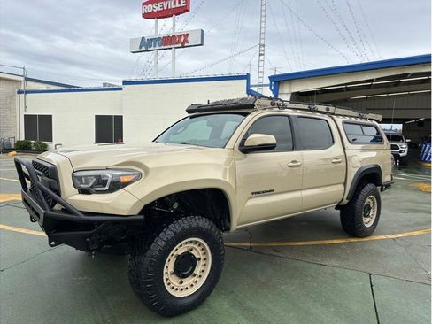 Used 2017 Toyota Tacoma TRD Off-Road image 1