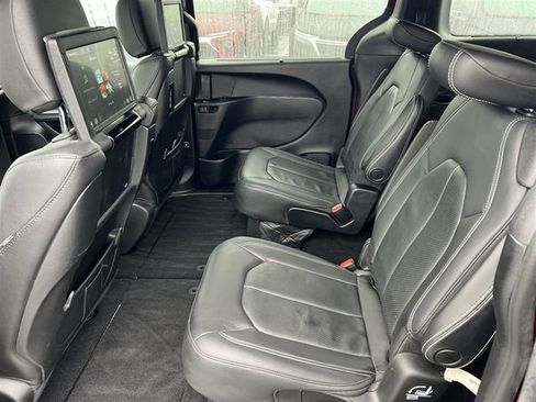 Used 2020 Chrysler Pacifica Touring-L image 25