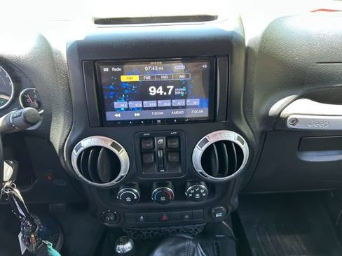 Used 2015 Jeep Wrangler Unlimited Sahara w/ Connectivity Group AWD/4WD image 14