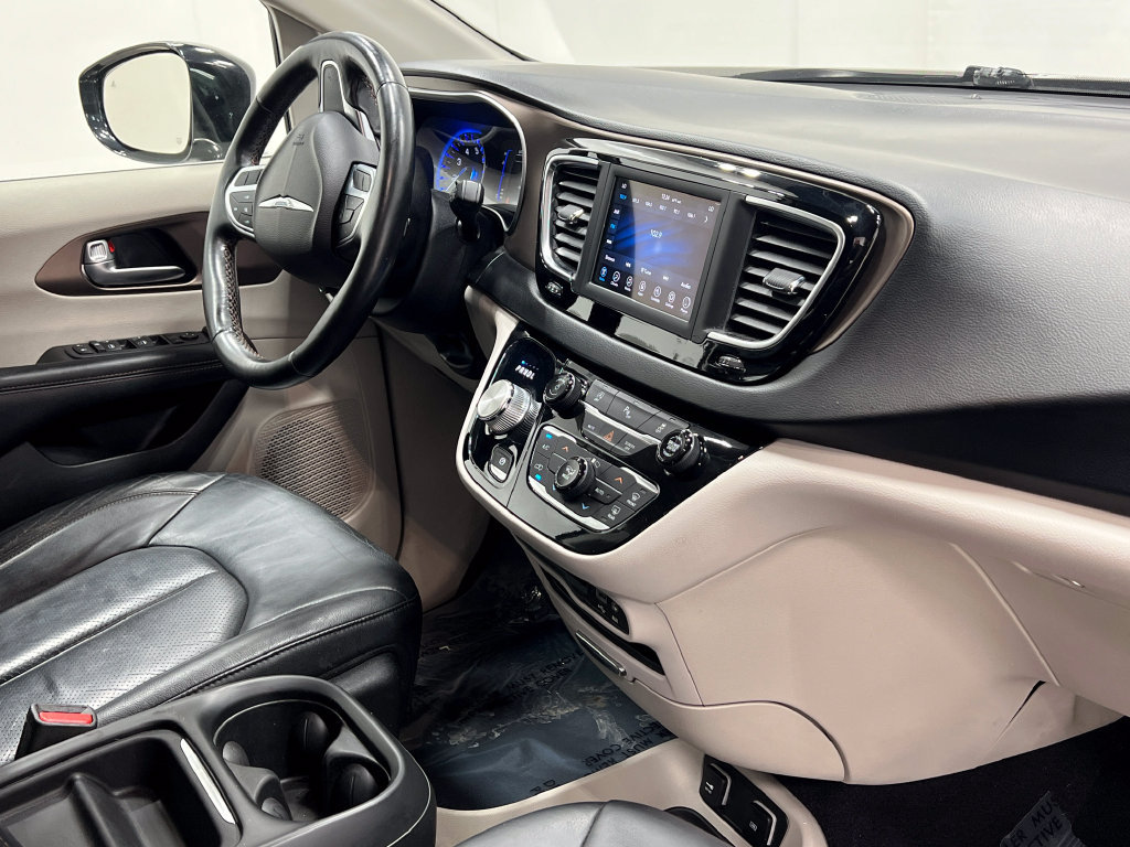 Used 2019 Chrysler Pacifica Touring-L FWD image 19