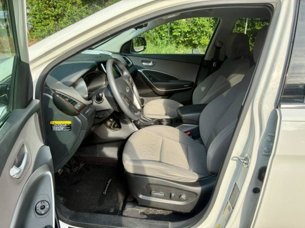 Used 2017 Hyundai Santa Fe SE w/ Cargo Package AWD/4WD image 10