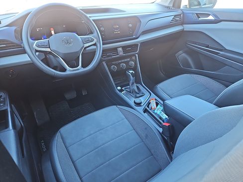 Certified 2023 Volkswagen Taos SE w/ Panoramic Sunroof Package image 4