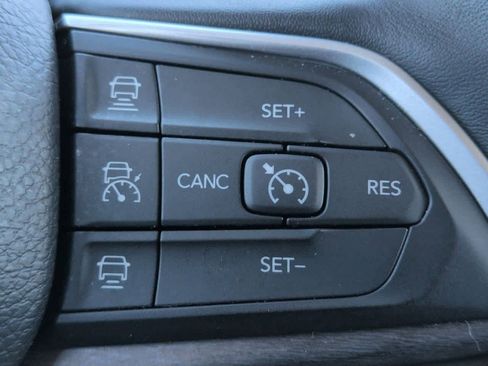 Used 2022 Jeep Grand Cherokee Limited image 24