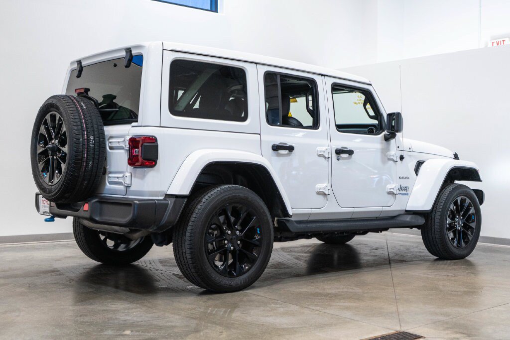 Used 2022 Jeep Wrangler Unlimited Sahara w/ Cold Weather Group AWD/4WD image 11