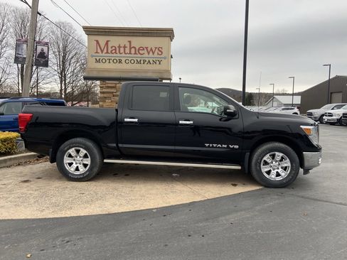 Used 2018 Nissan Titan SV image 4
