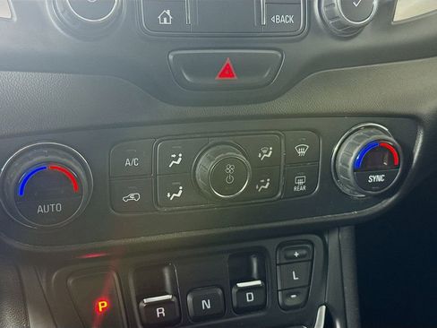 Used 2021 GMC Terrain SLT image 17