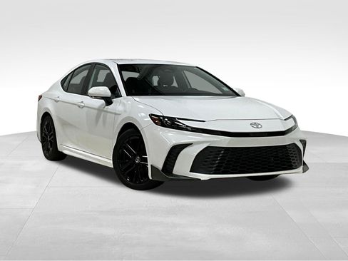 Used 2025 Toyota Camry SE FWD image 1