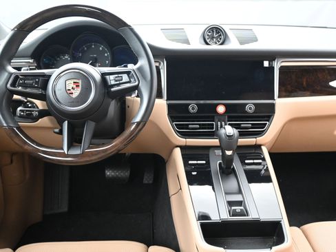 Certified 2025 Porsche Macan image 8
