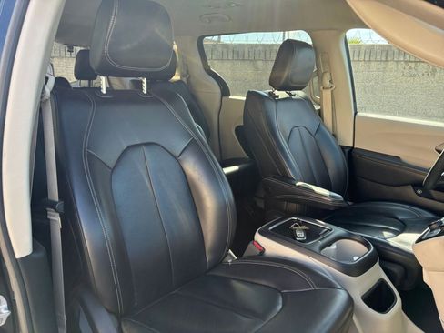 Used 2023 Chrysler Pacifica Touring-L image 39