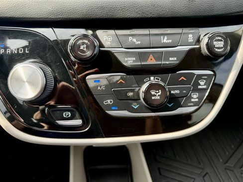 Used 2017 Chrysler Pacifica Touring-L Plus w/ Advanced Safetytec Group FWD image 26