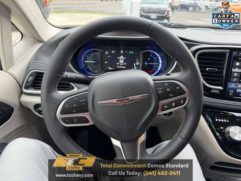 Used 2024 Chrysler Pacifica Select image 18
