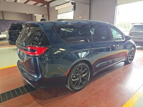 Used 2025 Chrysler Pacifica Limited image 4