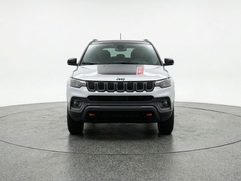 Used 2025 Jeep Compass Trailhawk image 2