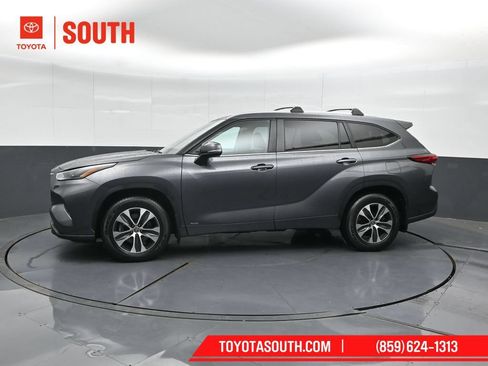 Used 2023 Toyota Highlander XLE AWD/4WD image 7