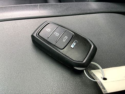 Used 2021 Toyota Highlander XLE FWD image 14