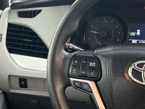Used 2017 Toyota Sienna L image 21