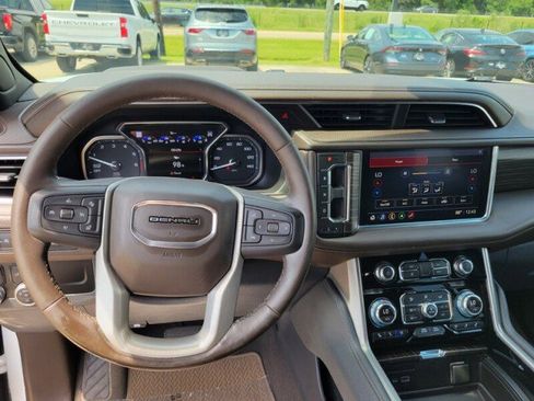 Used 2021 GMC Yukon Denali w/ Denali Premium Package image 11