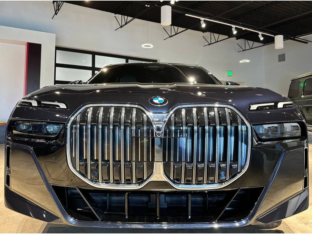 Used 2024 BMW 760i xDrive w/ Premium Package 2 AWD/4WD image 4