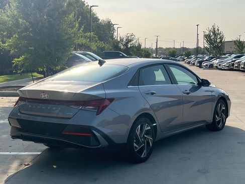 Used 2025 Hyundai Elantra Limited FWD image 12