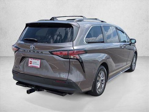 Certified 2022 Toyota Sienna XLE FWD image 5