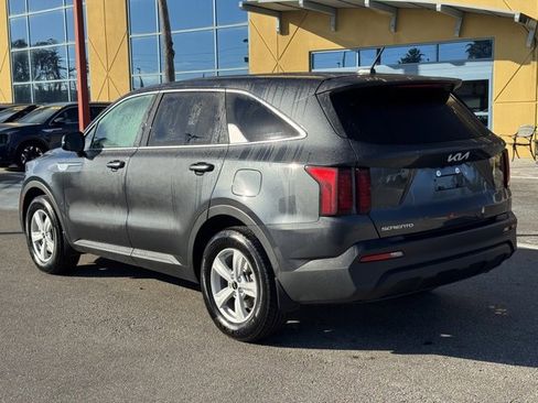 Used 2023 Kia Sorento LX image 2