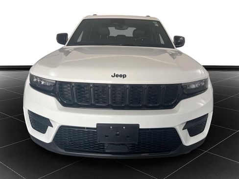 Used 2024 Jeep Grand Cherokee Altitude AWD/4WD image 8