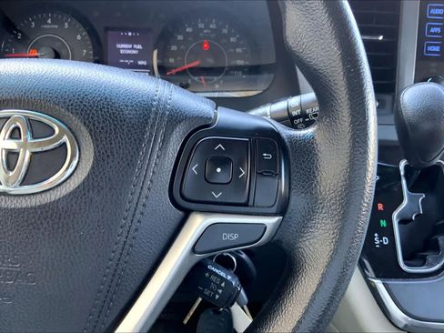 Used 2015 Toyota Sienna LE AWD/4WD image 25