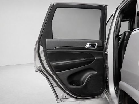 Used 2020 Jeep Grand Cherokee Altitude RWD image 16
